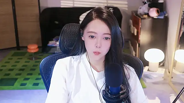 Snapshot of Roseonly_ chatting on 10-22-25, 05:41 Roseonly online show from 10-22-25, 05:41