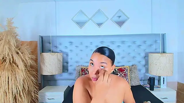 EileenBenzon online show from 11-08-25, 04:07