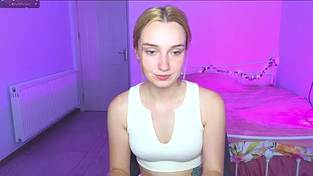 Snapshot of Wild_Sophie_ chatting on 09-23-25, 06:33 Wild Sophie online show from 09-23-25, 06:33