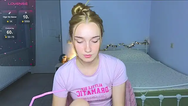 Snapshot of Wild_Sophie_ chatting on 10-04-25, 07:01 Wild Sophie online show from 10-04-25, 07:01