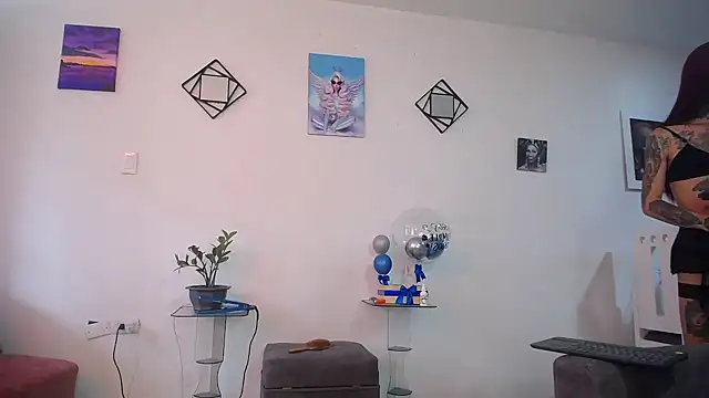 Snapshot of vixenxqueens chatting on 09-18-25, 07:49 vixenxqueens online show from 09-18-25, 07:49