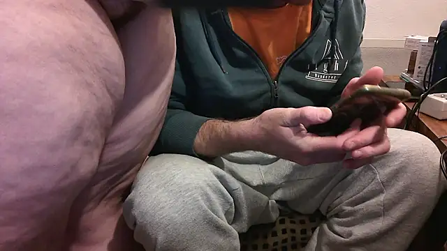 Snapshot of Maebi chatting on 12-10-24, 01:00 Maebi online show from 12-10-24, 01:00