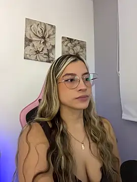 Snapshot of Issabela_G1 chatting on 05-04-26, 10:28 Issabela G1 online show from 05-04-26, 10:28