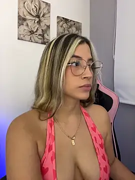Snapshot of Issabela_G1 chatting on 05-10-26, 12:38 Issabela G1 online show from 05-10-26, 12:38