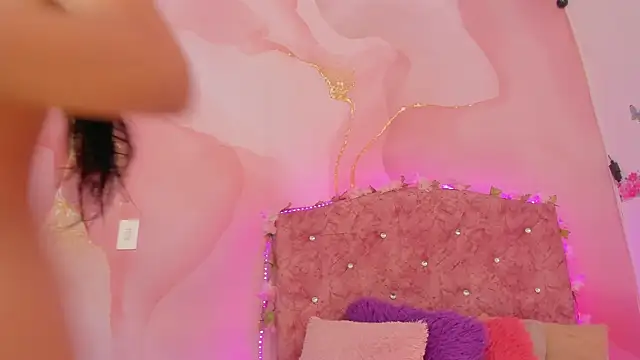 Snapshot of Bella__sweet chatting on 12-14-24, 07:03 Bella sweet online show from 12-14-24, 07:03