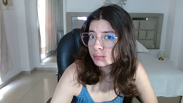 zoecruzz online show from 12-14-25, 02:44