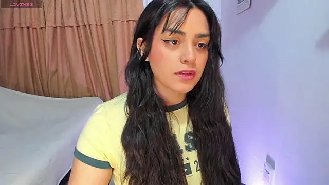 Snapshot of _laina_ chatting on 03-23-25, 05:00 laina online show from 03-23-25, 05:00