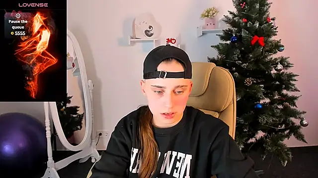 Snapshot of Dolly__Queen_ chatting on 12-16-24, 08:16 Dolly Queen online show from 12-16-24, 08:16