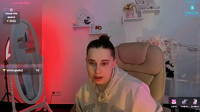 Snapshot of Dolly__Queen_ chatting on 02-08-25, 11:34 Dolly Queen online show from 02-08-25, 11:34