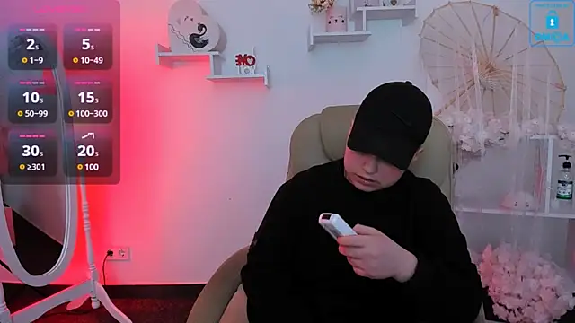 Snapshot of Dolly__Queen_ chatting on 03-19-25, 06:12 Dolly Queen online show from 03-19-25, 06:12