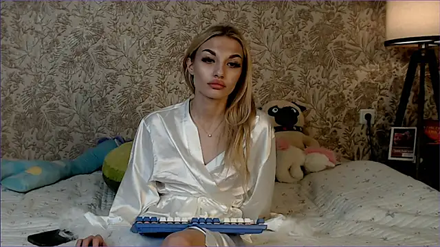 Ella Milla online show from 12-16-25, 08:25