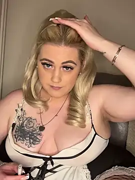 Snapshot of Blondiee3088 chatting on 12-13-24, 05:00 Blondiee3088 online show from 12-13-24, 05:00