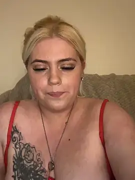 Snapshot of Blondiee3088 chatting on 02-02-25, 03:32 Blondiee3088 online show from 02-02-25, 03:32