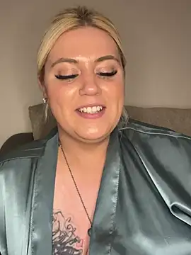 Snapshot of Blondiee3088 chatting on 03-03-25, 04:35 Blondiee3088 online show from 03-03-25, 04:35