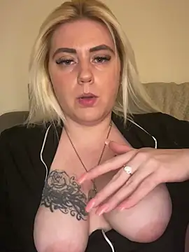 Snapshot of Blondiee3088 chatting on 03-05-25, 07:49 Blondiee3088 online show from 03-05-25, 07:49