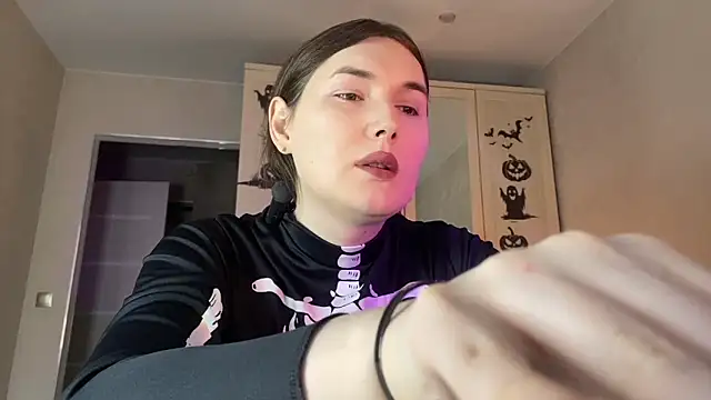 Maria Bowie online show from 10-29-25, 07:54