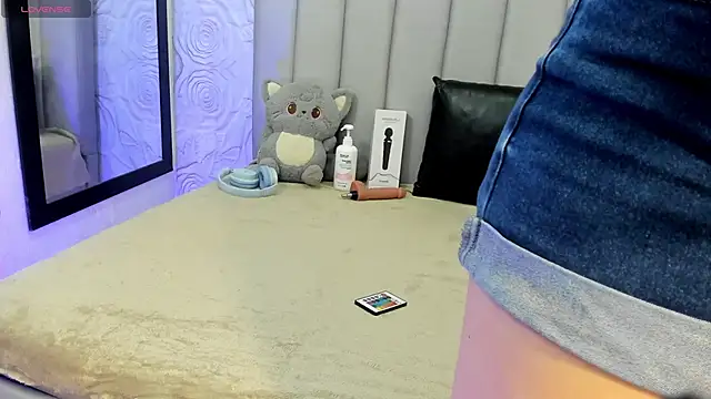 AlexaFoxy18 online show from 04-18-26, 06:06