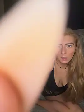 Snapshot of Summer_Paige chatting on 10-12-25, 09:14 Summer Paige online show from 10-12-25, 09:14