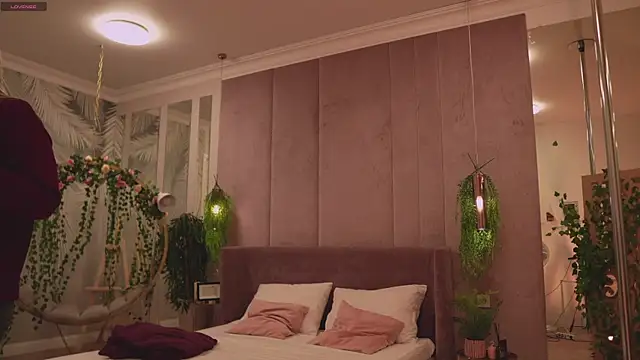 Smiley Mia online show from 11-22-25, 05:06