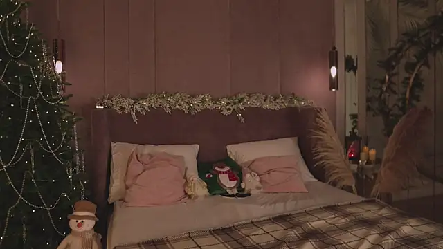 Smiley Mia online show from 12-21-25, 05:14