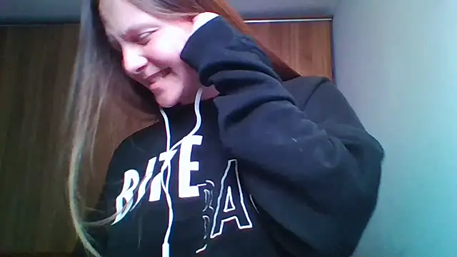 Snapshot of Evasapples chatting on 05-16-26, 07:45 Evasapples online show from 05-16-26, 07:45