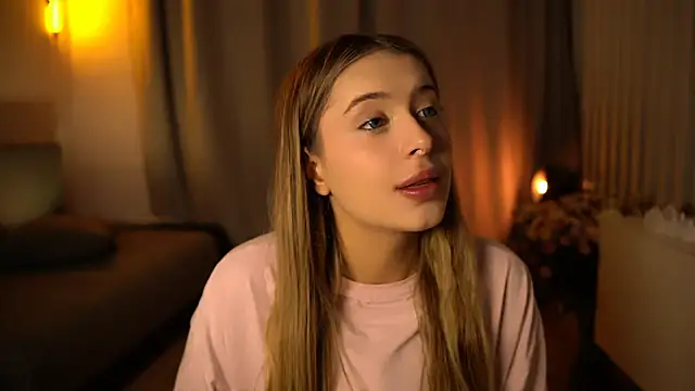 Snapshot of elisa_moon chatting on 12-12-24, 04:15 elisa moon online show from 12-12-24, 04:15