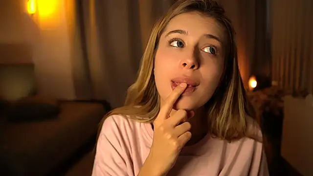 Snapshot of elisa_moon chatting on 12-12-24, 07:19 elisa moon online show from 12-12-24, 07:19