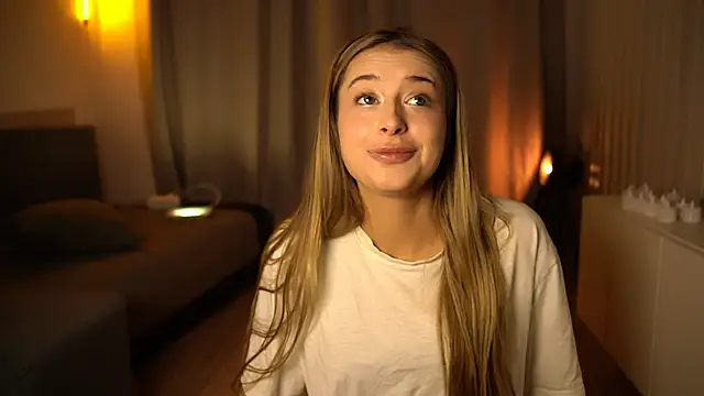 Snapshot of elisa_moon chatting on 12-13-24, 03:43 elisa moon online show from 12-13-24, 03:43