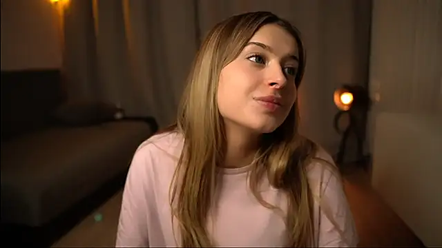 Snapshot of elisa_moon chatting on 12-21-24, 05:07 elisa moon online show from 12-21-24, 05:07