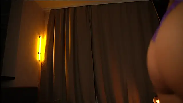 Snapshot of elisa_moon chatting on 12-21-24, 08:10 elisa moon online show from 12-21-24, 08:10