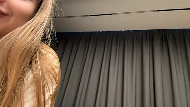 Snapshot of elisa_moon chatting on 12-26-24, 07:45 elisa moon online show from 12-26-24, 07:45