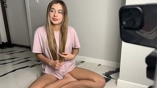 Snapshot of elisa_moon chatting on 01-16-25, 01:06 elisa moon online show from 01-16-25, 01:06