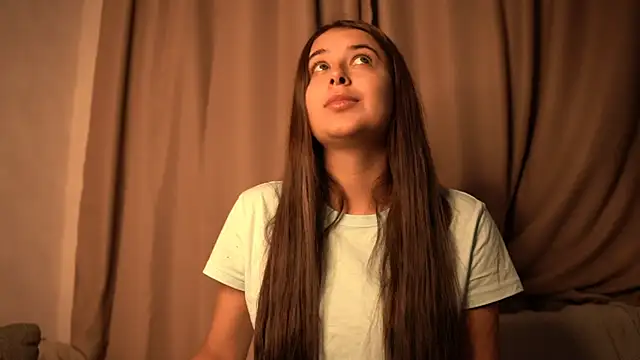 Snapshot of elisa_moon chatting on 10-05-25, 04:38 elisa moon online show from 10-05-25, 04:38