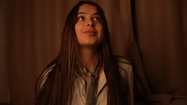 Snapshot of elisa_moon chatting on 10-11-25, 04:49 elisa moon online show from 10-11-25, 04:49