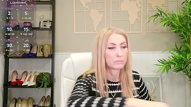 LadyLeea online show from 12-17-25, 05:24