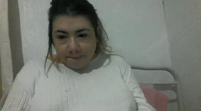 Snapshot of CamilaCherryX chatting on 01-14-25, 01:47 CamilaCherryX online show from 01-14-25, 01:47