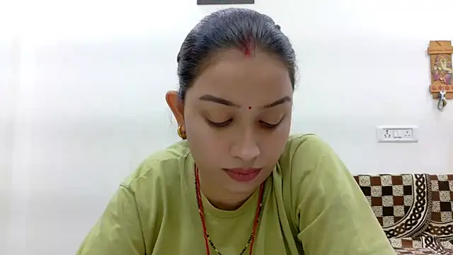 Snapshot of Aleena_Rai chatting on 10-15-25, 06:52 Aleena Rai online show from 10-15-25, 06:52