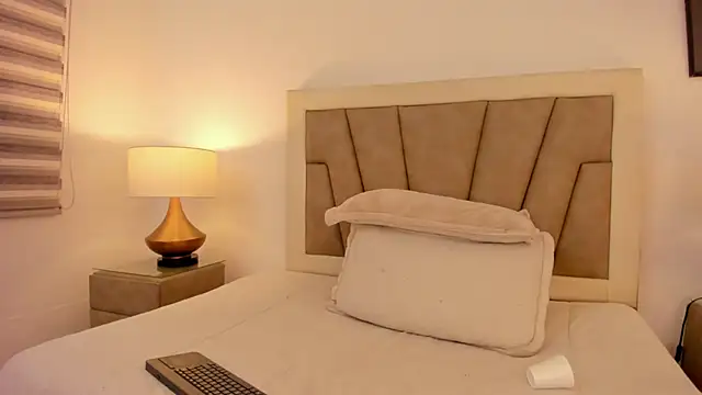 Snapshot of JaneLondon chatting on 12-30-24, 10:34 JaneLondon online show from 12-30-24, 10:34