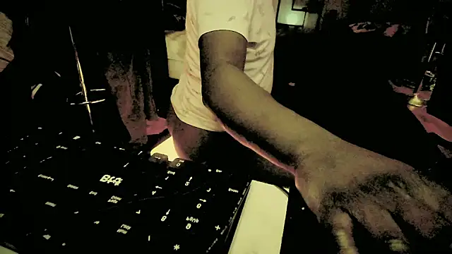 Snapshot of Pressure69mee chatting on 02-12-25, 04:00 Pressure69mee online show from 02-12-25, 04:00