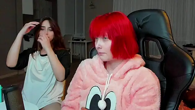 Snapshot of SilverDream chatting on 03-19-25, 10:42 SilverDream online show from 03-19-25, 10:42