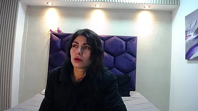 Snapshot of Melodi_Roux chatting on 04-20-26, 01:03 Melodi Roux online show from 04-20-26, 01:03