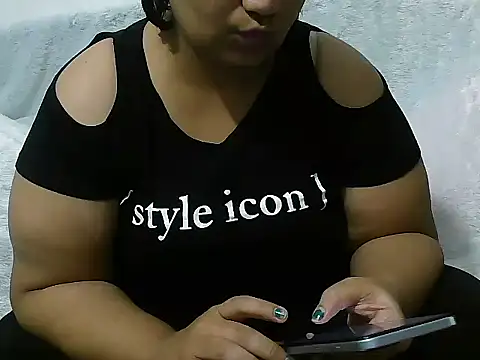 Snapshot of Queen_of_boobs01 chatting on 01-19-25, 02:17 Queen of boobs01 online show from 01-19-25, 02:17