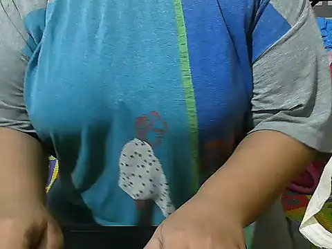 Snapshot of Queen_of_boobs01 chatting on 01-20-25, 06:43 Queen of boobs01 online show from 01-20-25, 06:43