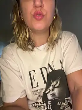 Snapshot of Bia_sexynovaes chatting on 03-03-25, 09:15 Bia sexynovaes online show from 03-03-25, 09:15