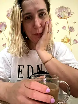 Snapshot of Bia_sexynovaes chatting on 10-27-25, 12:20 Bia sexynovaes online show from 10-27-25, 12:20