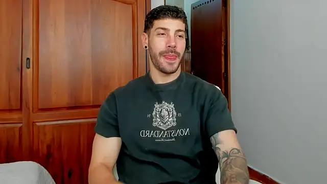 Guyinthemountain online show from 06-25-26, 04:33