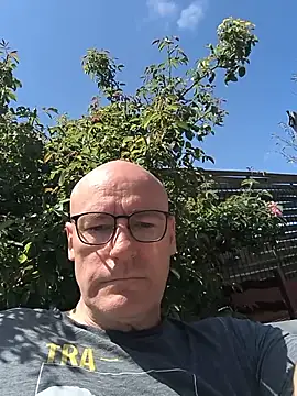 Snapshot of bogland33 chatting on 06-07-26, 10:52 bogland33 online show from 06-07-26, 10:52