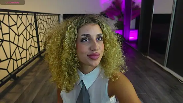 Snapshot of CurlyAnt0 chatting on 07-08-26, 11:09 CurlyAnt0 online show from 07-08-26, 11:09