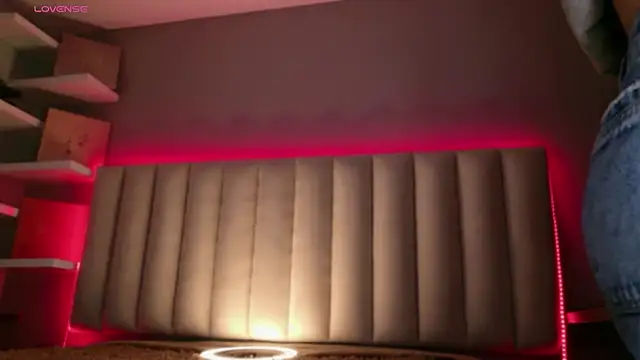 Snapshot of Megan_mooree_ chatting on 06-19-26, 01:04 Megan mooree online show from 06-19-26, 01:04