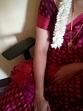 Snapshot of yourtamilcouple chatting on 02-04-25, 10:32 yourtamilcouple online show from 02-04-25, 10:32